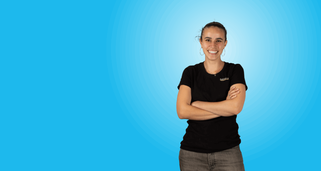 Bild von Munira Baumann mit blauem Hintergrund