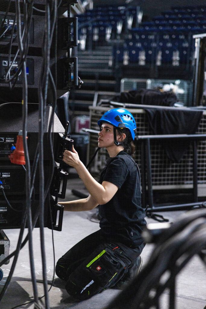Munira Baumann arbeitet im Hallenstadion mit Audio Technik